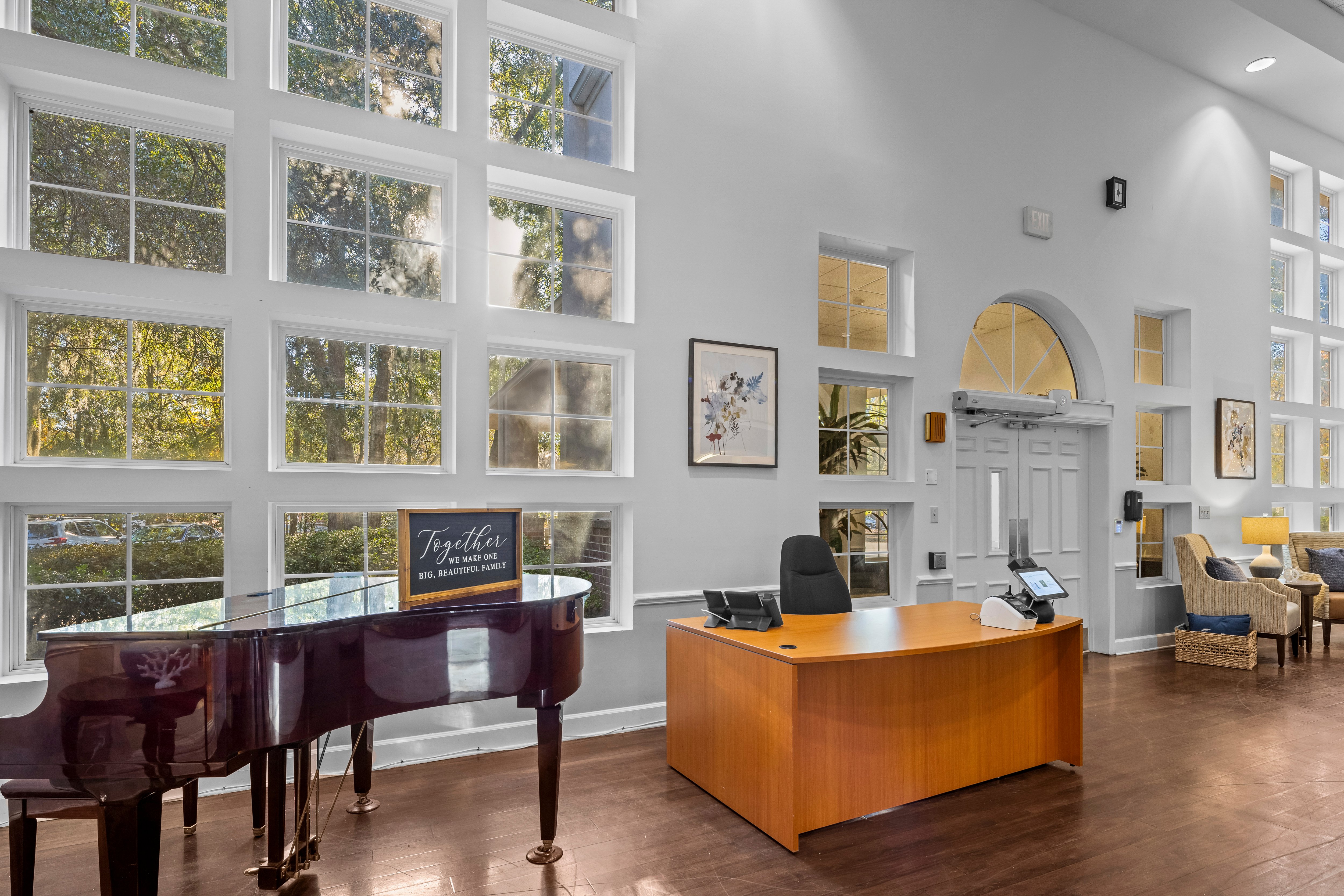 svsq-savannah-square-009 Lobby and Grand Piano