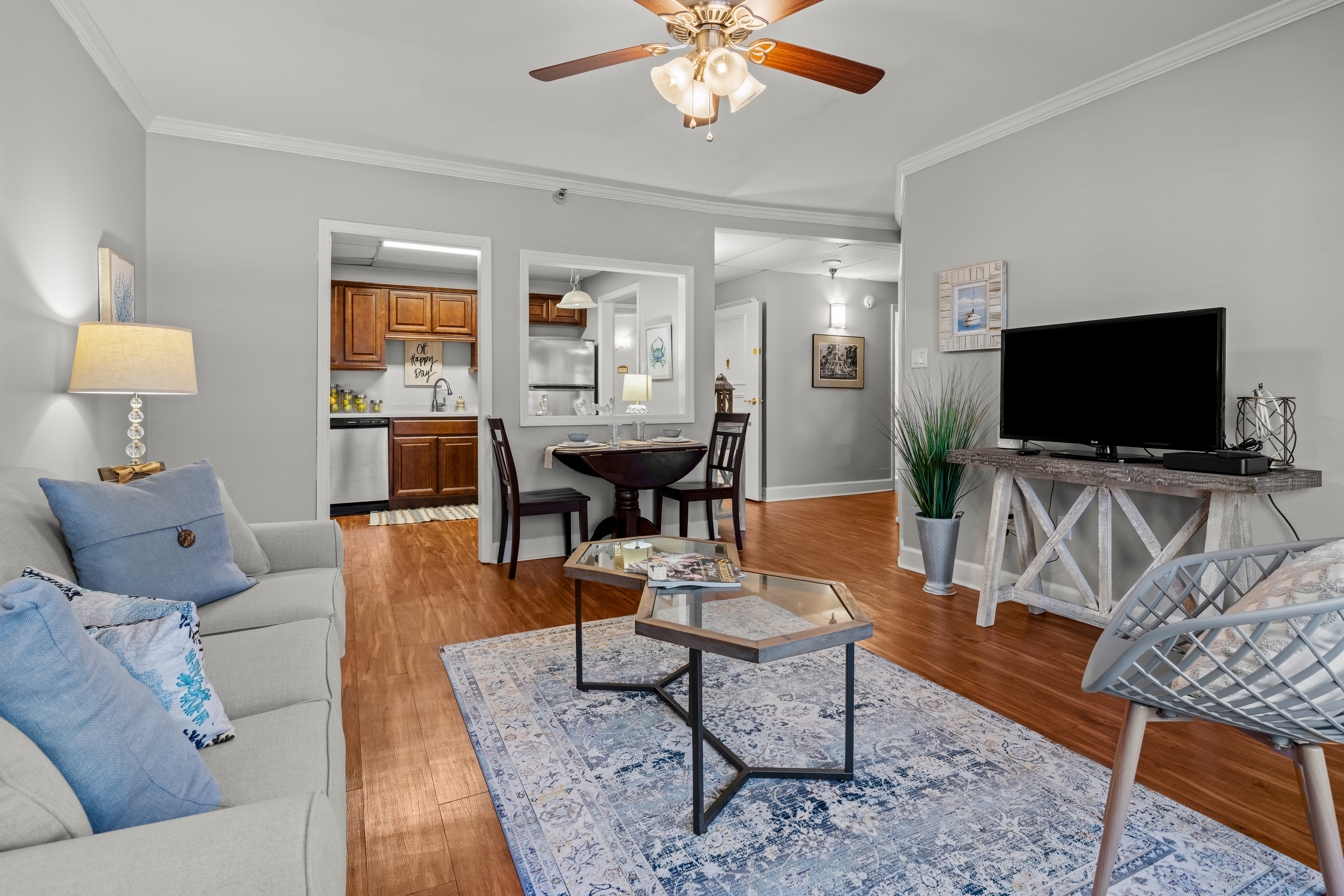 svsq-savannah-square-023 Apr Living.